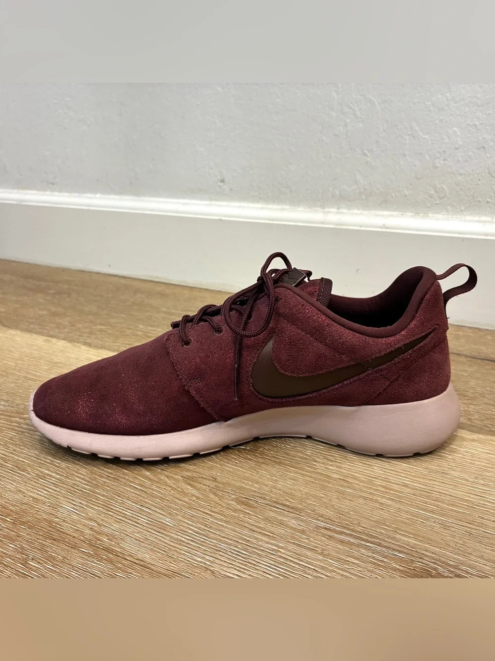 Nike Roshe One Premium Sneakers Red Burgundy Metallic Women’s US 10 EU 42 27cm